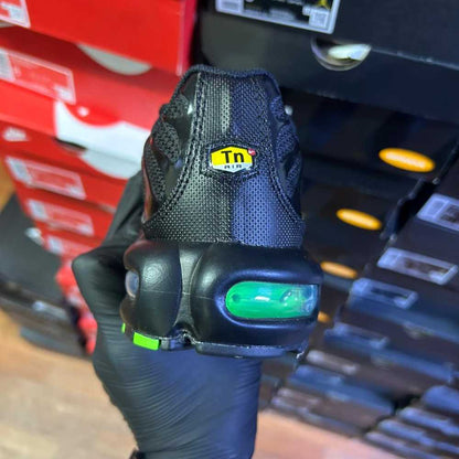 NIKE AIR MAX PLUS