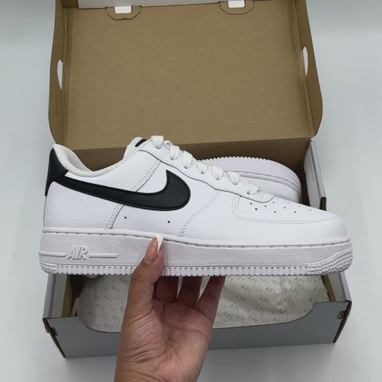 NIKE AIR FORCE 1 '07